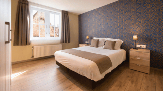Spacious bedroom in a city center holiday rental in Bruges with a queen-size bed and air conditioning. Two persons apartment.