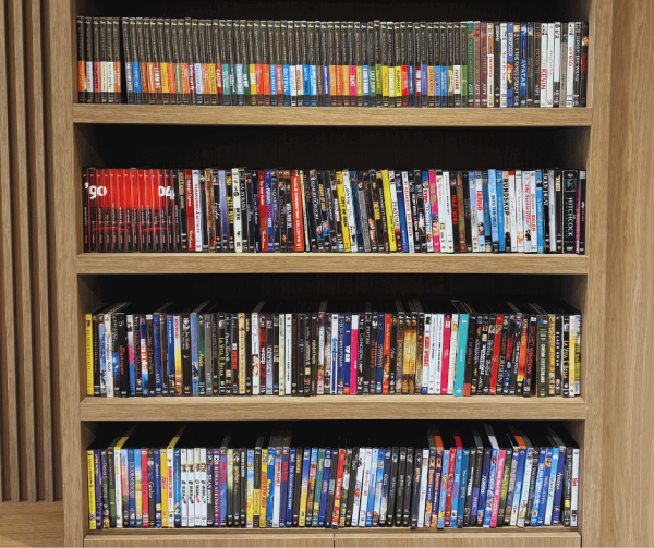 DVD collection holiday rentals Bruges. Borrow a DVD for free.